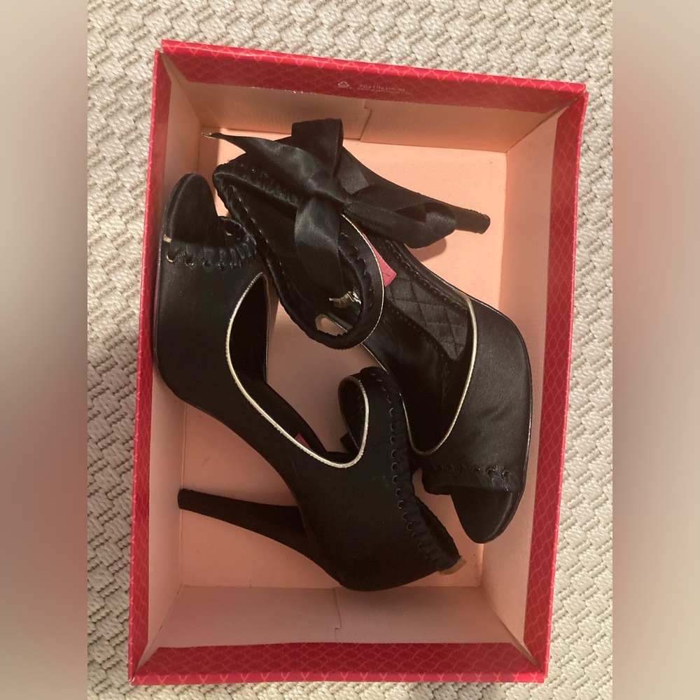 Black satin pumps size 8 betsey Johnson